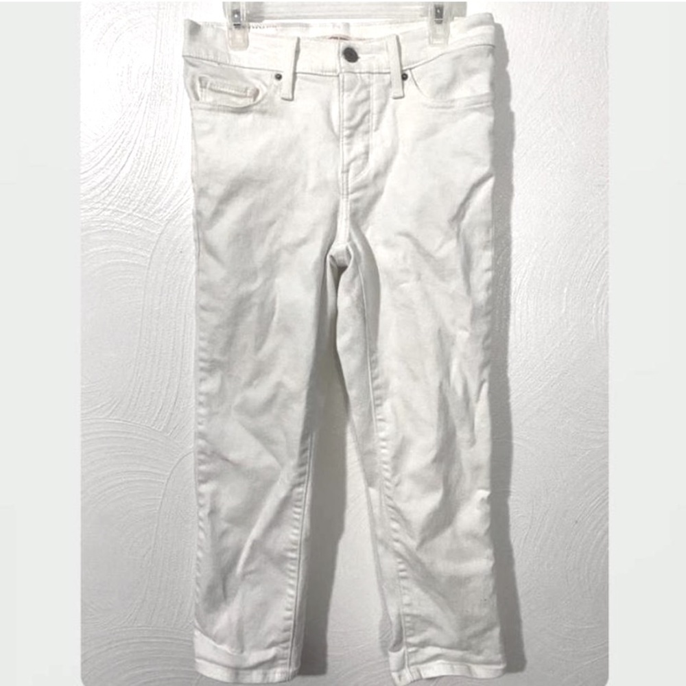White Levi capri jeans 🤍